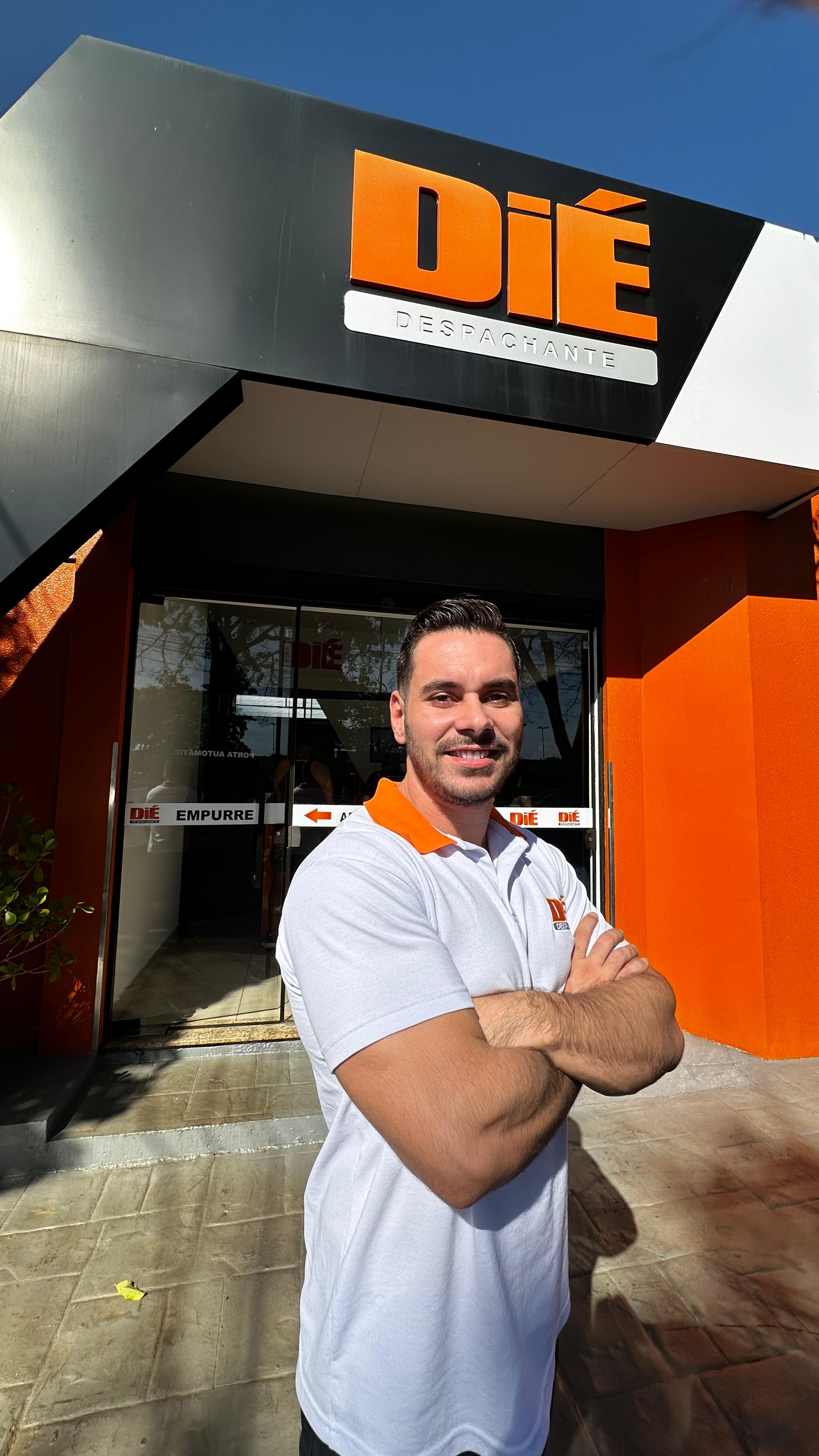 Diefferson Lazarini, fundador da Dié Despachante, em frente à sede em Ourinhos